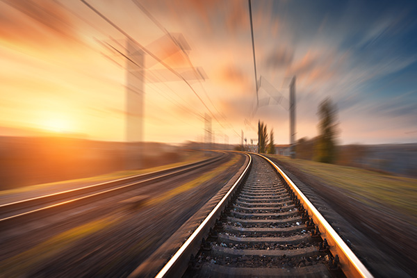 春运“打前站”：夜幕下的钢轨“整形师”