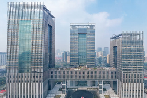 中国金融期货交易所党委书记、董事长何庆文：完整准确全面贯彻新发展理念 有针对性完善金融期货产品体系