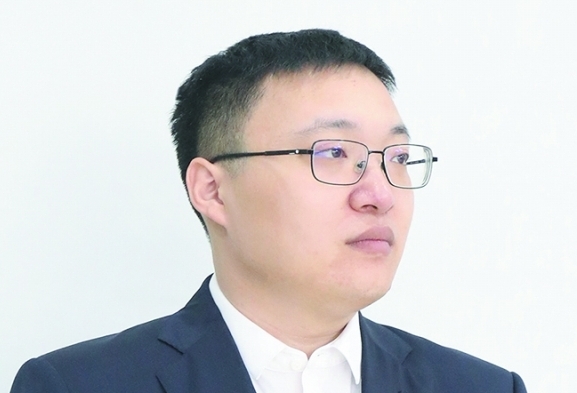 易事特何佳：年少亦知勇，炼长智成大业