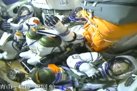 三名航天员已进入返回舱 等待飞船发射