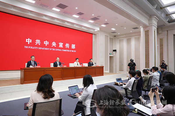 人社部：今年延续实施阶段性降低失业、工伤保险费率政策 1-7月为企业减负超过1000亿元