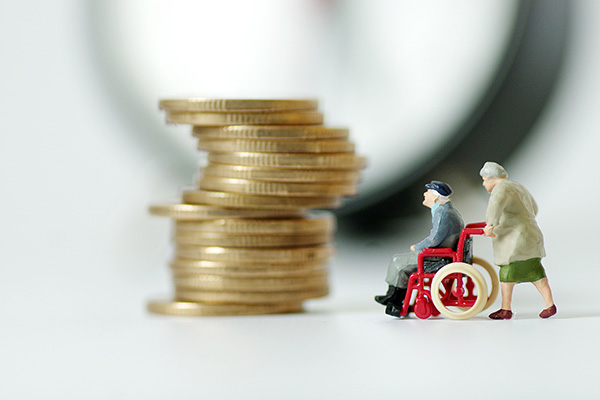 视频 | 人社部回应“养老金能否按时足额发放”：当期能平衡，累计有结余，长远有储备
