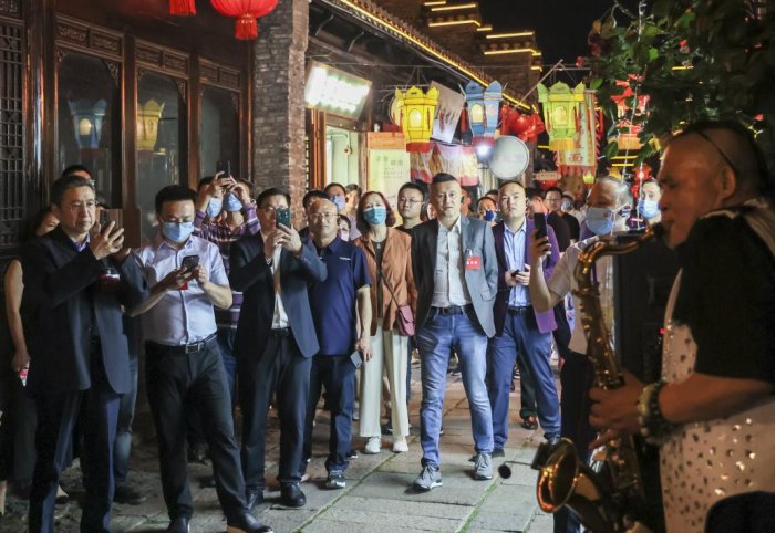 越夜越精彩！西津渡“烟火气”引海内外镇江人叙乡情、话发展