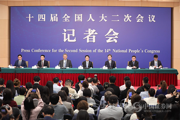 融媒滚动｜证监会主席吴清“首秀”答上海证券报记者提问