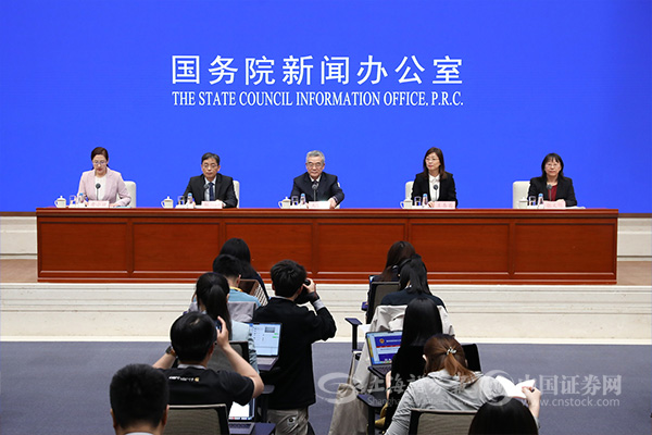 中国人民银行朱鹤新：人民币汇率保持基本稳定 在宏观和微观上都有坚实基础