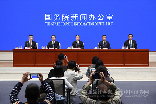 人社部：全国基本养老、失业、工伤三项社保基金3月底累计结余8.6万亿元